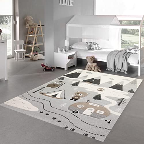 Kinderzimmer Teppich Spielteppich Camping Bären Zelt Berge Wohnwagen Tannen Fluss grau Creme braun, Größe 200 x 290 cm von Teppich-Traum