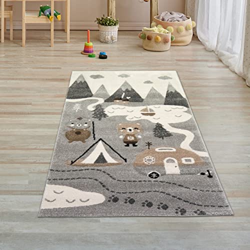 Kinderzimmer Teppich Spielteppich Camping Bären Zelt Berge Wohnwagen Tannen Fluss grau Creme braun, Größe 80x150 cm von Teppich-Traum