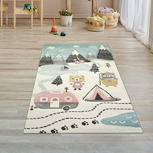 Teppich-Traum Kinderzimmer Teppich Spielteppich Bären Zelt Berge Camping Wohnwagen Tannen Fluss Creme pink grau, Größe 80x150 cm von Teppich-Traum