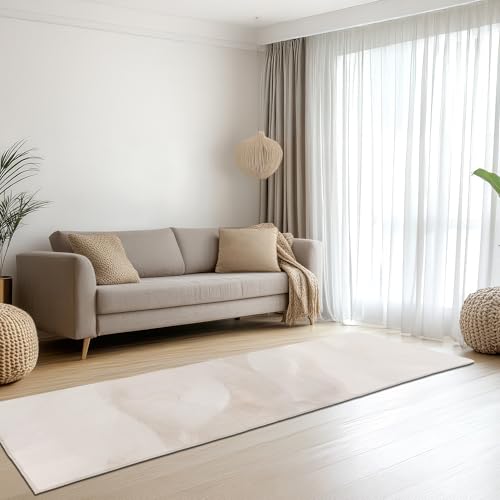 Teppich-Traum Teppich Wohnzimmer Schlafzimmer Flur Läufer Kurzflorteppich Hasenfell Kunstfell Optik seidig weich samtig glänzend pflegeleicht hochwertig einfarbig Creme 80 x 300 cm von Teppich-Traum