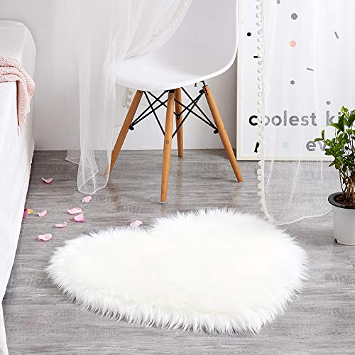 Teppich Wölkchen Herz Schaffell Lammfell Imitat Fellteppich Kunstfell Teppich Waschbar - Flauschiger Teppich Wohnzimmer, Bettvorleger Schlafzimmer, Herz Teppich Fell - Weiss - Herz 75x80cm Teppich Wölkchen Herz Schaffell Lammfell Imitat Fellteppich Kunstfell Teppich Waschbar - Flauschiger Teppich Wohnzimmer, Bettvorleger Schlafzimmer, Herz Teppich Fell - Weiss - Herz 75x80cm von Teppich Wölkchen