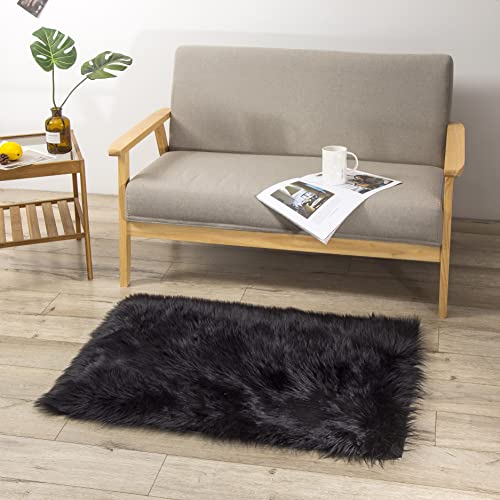 Teppich Wölkchen – Flauschiger Hochflor-Teppich Schlafzimmer - Schaffell Kunstfell Lammfell - Bettvorleger & Läufer - weicher Fellteppich - Rutschfester Kleiner Teppich - Schwarz - 60x90 cm von Teppich Wölkchen