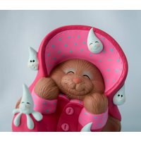 Keramik Regenmantel Häschen | Babyparty Geschenkidee Garten Und Hof Kunst Kinderzimmer Dekor Miniatur Gärtnerei von TeresasCeramics