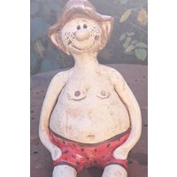 Garten-Molly Sitzend, Bademanni, Gartenkeramik Rosenkugel von TerraCottageKeramik