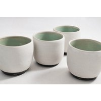 Sake Oder Kaffeetasse in Gres 1260 Und Weiß Matt Aquamarinfarben Schwarz Mit Aquamarineinsatz Weißem Interieur von TerraInforme
