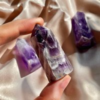 Amethyst Kristallspitze | 2, 5" Dunkellila Weiß Schichted Edelstein Stein Mineral Exemplar Spitzer Facettierte Turm Lila Flieder Kristalle von TerraSoleilCo