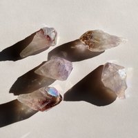 Spirit Quartz Punktkristall | Lila Gold Blau Grün Schillernde Auffällige Facettierte Steine Fluoreszierende Schimmer Astrologie Spirituelle Waren von TerraSoleilCo