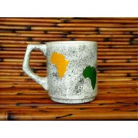 Afrocentric Weiße Steingutkeramik Handgemachte Afrika Becher von TerraTreasures