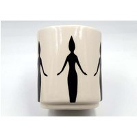 Afrocentric Weiße Steingutkeramik Handgemachte Schatten Lady Tasse von TerraTreasures