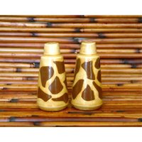 Weiß Steingut Keramik Handgemachte Kuh Druck Salz Und Pfefferstreuer Set von TerraTreasures