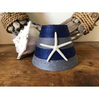 Eingewickelter Kronleuchter-Lampenschirm in Marineblau Und Grau Mit Bleistift-Seestern von Tersjustbeachy