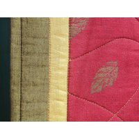 Gesteppter Herbst-Tischläufer Rot Gold Grün 40 cm X 120 cm von TessieTextile