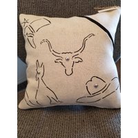 Südwestliches Dekokissen Wüstendekor Mit Longhorn Und Cowboyhut von TexTraditions