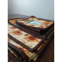 Sonnenblume Kitchen Set Mit Rezepten - Passenden Tischläufer, 2 Tischsets Und 4 Topflappen Hausgemachte von TexanQuilting