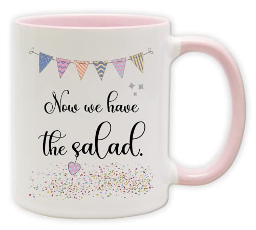 Tasse - Party Becher mit Spruch - lustige denglische und engleutsche Statements als Geschenk (Innen & Henkel Pink, Now we have the salad.) von Texmacher