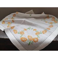 Antike Bestickte Servietten Tischserviette Shabby Florale Serviette Weiß Orange Tischserviette Cottage Chic von TextilesVintage