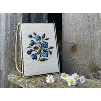 Vintage Bestickt Floral Wandbehang Kreuzstich Weiß Blau Bild Frühling Stickerei Mit Blumen von TextilesVintage