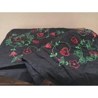 Vintage Blumen Schwarz Grün Ref Tischläufer Bestickter Läufer von TextilesVintage