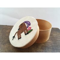 Vintage Schmuckkästchen Bestickt Runde Leinen Box Trinket Mit Deckel Vintage Schmuckkästchen Bestickt Runde Leinen Box Trinket Mit Deckel von TextilesVintage