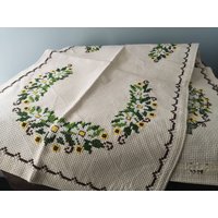 Vintage Tischläufer Mit Blumen Dekoriert Weiß Grün Gelb in Kreuzstich von TextilesVintage