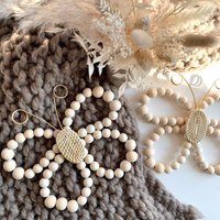 Holzperlenwand Schmetterling | Rattan Kinderzimmer Dekor Mädchen Boho Raum Wandbehang von TexturedByJosephiine