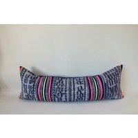 Batik Blau Sofa Nackenrolle Hmong Kissen Vintage Handbedruckter Stoff Dekorativer Akzent Boden Wohnzimmer Dekokissen von ThaiCushionshop