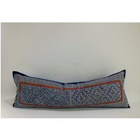 Batik Blau Sofa Nackenrolle Hmong Kissen Vintage Handbedruckter Stoff Dekorativer Akzent Boden Wohnzimmer Dekokissen von ThaiCushionshop