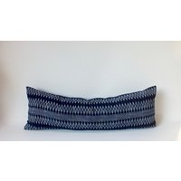 Blauer Batik Hmong Stoff Akzent Kissen Nackenrolle Kissenbezug Handprinted Indigo Navy Midnight Blue Stammestextilien Wohnkultur Blauer Batik Hmong Stoff Akzent Kissen Nackenrolle Kissenbezug Handprinted Indigo Navy Midnight Blue Stammestextilien Wohnkultur von ThaiCushionshop