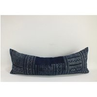 Kissenbezug Hanf Batik Nackenrolle Hmong Vintage Ethno Indigo Blau Handgewebtes von ThaiCushionshop