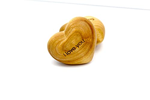 Thankgoods Handschmeichler Holzherz mit Gravur I Love You – Perfekte Geschenkidee, Einzelstück 6,5 x 5,5 cm von Thankgoods