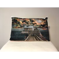 Bunte Leuchtturm Kissen Aus Frühen Edgartown Licht Auf Martha's Vineyard in Baumwoll-Twill Mit Tag Und Nacht Bilder Bunte Leuchtturm Kissen Aus Frühen Edgartown Licht Auf Martha's Vineyard in Baumwoll-Twill Mit Tag Und Nacht Bilder von ThatFabledShore