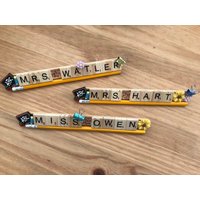 Scrabble Schreibtisch Namensschild Ende Des Schuljahres Lehrer Geschenk Arzt Büro Lehrkräfte Tafel Bücher Holz Hölzern Einzigartig Handgemacht von ThatsSewByJo