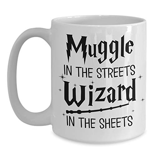 Muggle In The Streets Wizard In The Sheets Tasse Lustige Zauberer Nerd Geek Tassen für Valentinstag 11 oder 426 ml Weiße Keramik Geburtstag Kaffee Tee Tasse für Männer von The Improper Mug