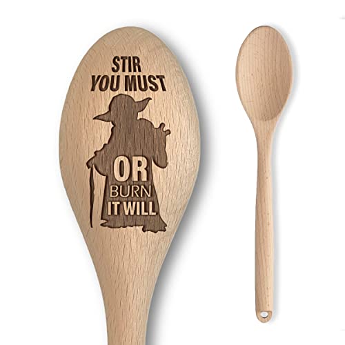 Star Wars Yoda inspirierter Holzlöffel - "Stir You Must, or Burn it Will" Aufschrift - Lustiges Kochen Backen Geschenk für Männer & Frauen - Inoffizieller Fanartikel (Stir You Must) von The Laser Factory