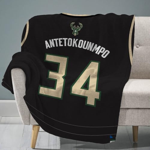 Sleep Squad Milwaukee Bucks Giannis Antetokounmpo 60x80 Raschel Plüschdecke A NBA Überwurf von The Sleep Squad