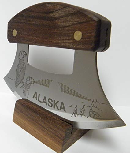 AWEHIRU Alaskan Inupiat Style Walnuss Ulu Messer mit Papageientaucher geätzter Klinge & Präsentationsständer AWEHIRU Alaskan Inupiat Style Walnuss Ulu Messer mit Papageientaucher geätzter Klinge & Präsentationsständer von The ULU Factory