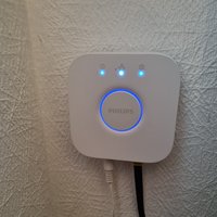 Philips Hue Bridge/Hub Wandhalterung Zum Schrauben Oder Kleben. Unauffällige Und Simple Montage Der Bridge von TheAmazingDonat
