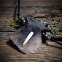 Die Kraft Des Wolfes - Traditionelles Rauchbrand-Amulett Am Verstellbaren Faux Wildlederband Mit Keramikperlen Art.nr.amu060 Die Kraft Des Wolfes - Traditionelles Rauchbrand-Amulett Am Verstellbaren Faux Wildlederband Mit Keramikperlen Art.nr.amu060 von TheAncientWayofArt