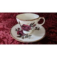 Vintage Royal Stuart Demitasse Tasse Und Unterteller Rote Rosen von TheAntiqueShoppeCA