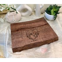 Benutzerdefinierte Live Edge Schneidebrett, Holzschneidebrett, Verlobung, Brautparty, Hochzeitsgeschenk Giveaways Ideen 2024 von TheArtisansTales