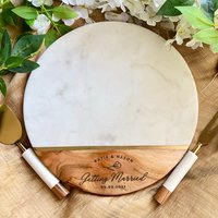Benutzerdefiniertes Rundes Schneidebrett-Set Mit Besteck | Rundes Schneidebrett Personalisiertes & Messer Geschenkset von TheArtisansTales