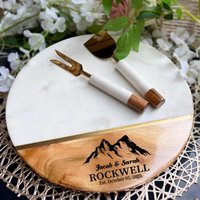 Berghochzeit Charcuterie Brett, Herbsthochzeitsgeschenk, Käsebrett Mit Gravur, Käsebrett, Verlobungsgeschenk, Marmor Schneidebrett, Brautparty von TheArtisansTales