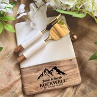 Berghochzeit Schneidebrett, Hochzeitsgeschenke & Erinnerungsstücke, Personalisiertes Charcuteriebrett, Verlobungsgeschenk, Käsebrett, Brautparty von TheArtisansTales