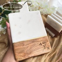 Brautparty Geschenk, Charcuterie Bretter Personalisiert, Benutzerdefinierte Käsebrett, Hochzeitsgeschenke Für Paare, Schneidebrett Mit Gravur von TheArtisansTales