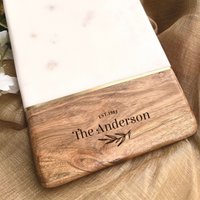 Brautpartygeschenk, Graviertes Hochzeits-Schneidebrett, Individuelles Charcuterie-Brett, Hochzeitsgeschenk Für Die Braut, Personalisiertes von TheArtisansTales