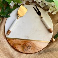 Gravierte Initialen Paar Charcuterie Brett, Verlobungsgeschenk, Personalisierte Runde Käsebrett Mit 2Teiligem Besteck, Hochzeitsgeschenk von TheArtisansTales