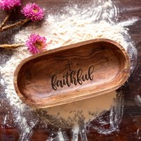 Große Holzteigschüssel Mit Graviertem Kreuz, Einzigartige Gebetsschüssel Handgemachtes Geschenk, Bauernhaus-Mittelstück-Teigschüssel, Rustikale von TheArtisansTales