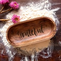 Große Lange Gravierte Hölzerne Teigschüssel, Dankbare Große Gebetsschüssel Für Religiöses Geschenk, Handgefertigtes Hölzernes Teigschüsselgeschenk von TheArtisansTales