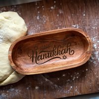 Handgemachte Holzteigschüssel, Gravierte Happy Hanukkah Dekoration Geschenk, Einzigartige Brotschüssel, Chanukka Tischdekoration, Rustikale von TheArtisansTales