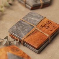 "Hochzeits-Untersetzer Mit Gravur, "Brautgeschenk", Personalisiertes Geschenk Für Brautpaare, Neues Wohndekor, Gravierter Holzuntersetzer." von TheArtisansTales
